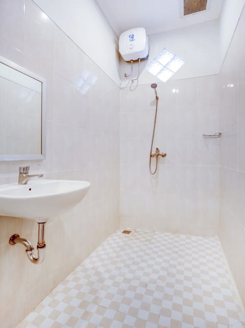 Deluxe Double Room | Bathroom | Shower, towels