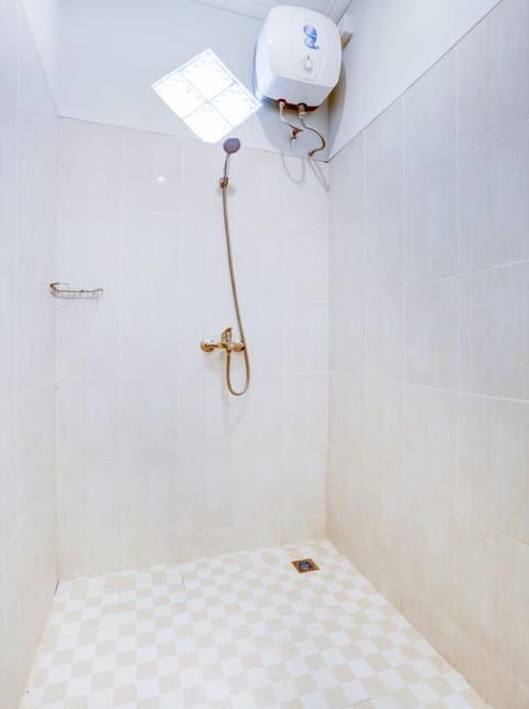 Deluxe Single Room | Bathroom | Shower, towels