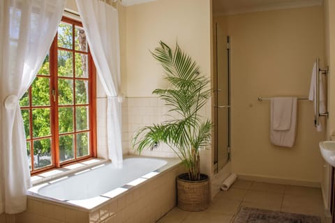 Luxury Double Room, 1 King Bed, Mountain View | Bathroom | Free toiletries, hair dryer, towels, soap