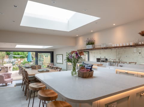 Cottage | Private kitchen | Fridge, dishwasher, electric kettle, toaster