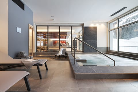 Indoor spa tub