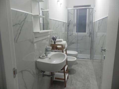 Exclusive Apartment | Bathroom