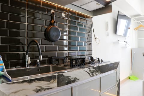 Studio | Private kitchen | Full-size fridge, stovetop