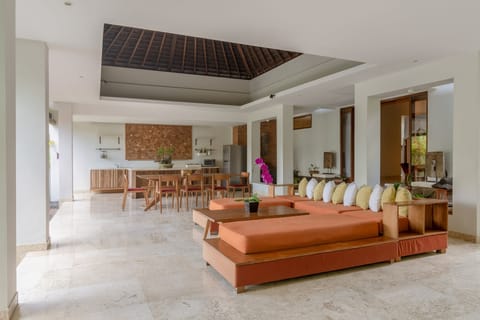 21-inch flat-screen TV with satellite channels, TV, fireplace