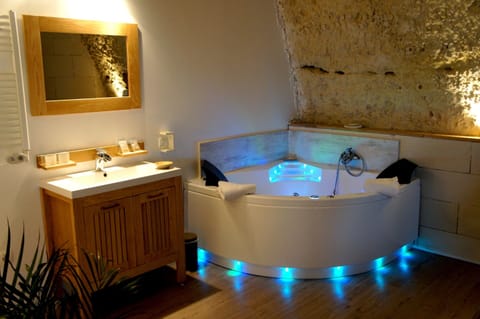 Superior Single Room, Ensuite, Garden View (Marquises) | Indoor spa tub