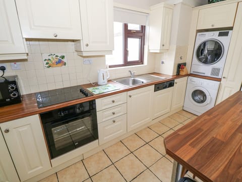 Cottage | Private kitchen | Dishwasher, electric kettle, toaster, cookware/dishes/utensils