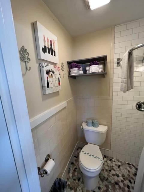 Martinique | Bathroom | Shower, hair dryer, towels