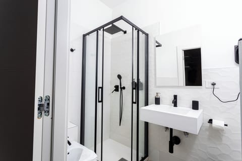 Superior Room | Bathroom | Shower, rainfall showerhead, hair dryer, bidet
