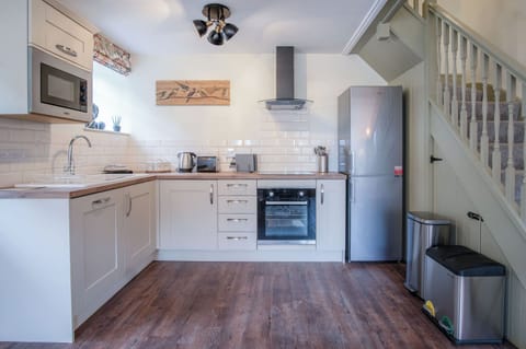 Cottage (2 Bedrooms) | Private kitchen | Microwave, oven, stovetop, dishwasher