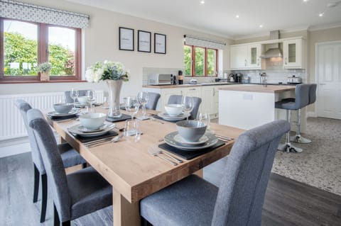 32-inch Smart TV with cable channels, fireplace