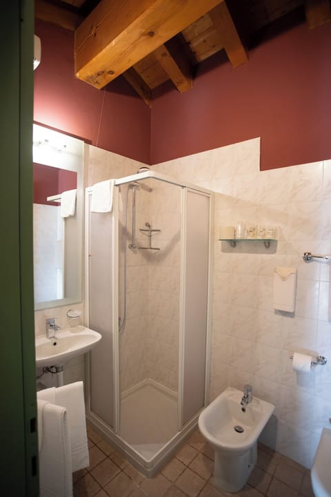 Classic Triple Room | Bathroom | Hair dryer, slippers, bidet, towels