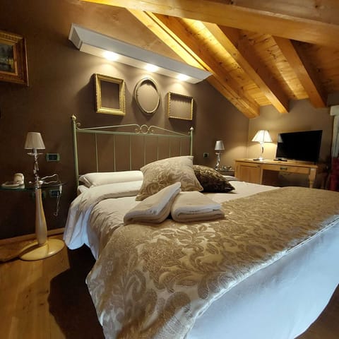 Standard Double or Twin Room | Minibar, in-room safe, individually furnished, desk