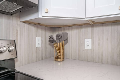 Condo, 1 Queen Bed, Kitchen | Interior