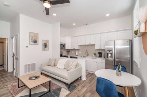 Condo, 1 Queen Bed, Kitchen | Interior