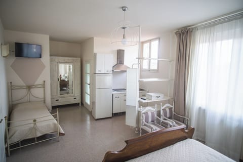 Deluxe Studio Suite | Desk, free WiFi