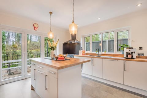 House | 5 bedrooms, desk