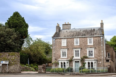 House | 8 bedrooms, desk