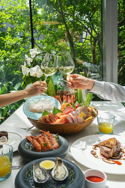 2 restaurants; breakfast, lunch, dinner, and brunch served