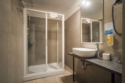 Shower, rainfall showerhead, free toiletries, hair dryer