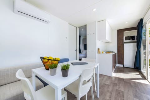 Mobile home COMFORT | Private kitchen | Fridge, microwave, stovetop, coffee/tea maker