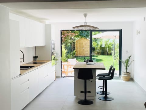 Full-size fridge, microwave, oven, stovetop