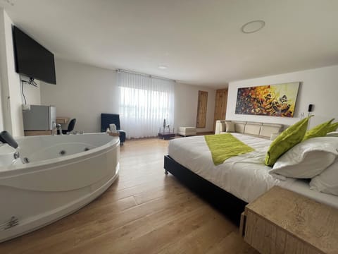 Suite, Hot Tub | Desk, blackout drapes, WiFi (free), bed sheets