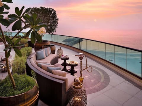 2 bars/lounges, swim-up bar, poolside bar, beach bar