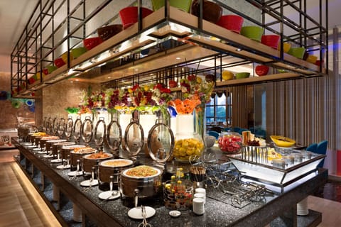 2 restaurants; breakfast, lunch, and dinner served