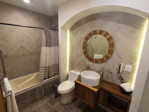 Deluxe Room | Bathroom | Combined shower/tub, rainfall showerhead, hair dryer, towels