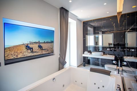 Luxury Double Room | Television