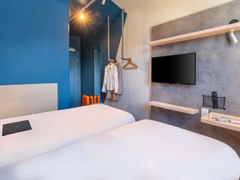 Standard Room, 2 Twin Beds | Soundproofing, free WiFi