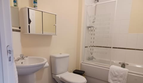 Business House | Bathroom | Combined shower/tub, free toiletries, hair dryer, bathrobes