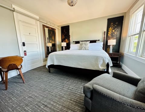 Deluxe Room, 1 King Bed, City View | Iron/ironing board, free WiFi