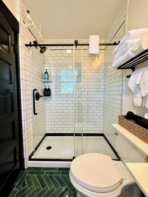 Deluxe Room, 1 King Bed, City View | Bathroom | Free toiletries, hair dryer, bathrobes