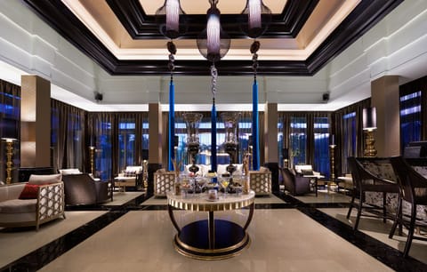 3 bars/lounges, cocktail bar