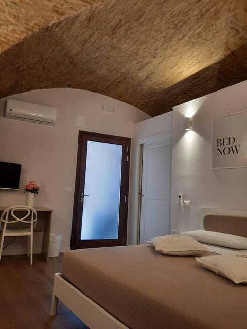 Classic Room | In-room safe, desk, iron/ironing board, free WiFi