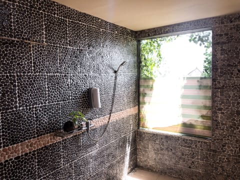 Double Room, Sea View | Bathroom | Shower, hair dryer, bidet, towels