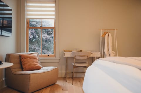 King Lake Suite | Laptop workspace, soundproofing, free WiFi, bed sheets