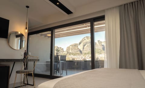 Signature Studio Suite, Hot Tub | Premium bedding, in-room safe, laptop workspace, blackout drapes