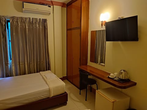 standard twin room | Desk, laptop workspace, soundproofing, free WiFi