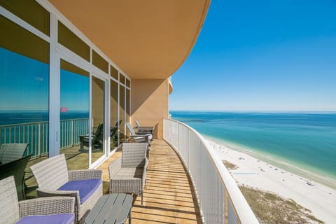 Condo, 2 Bedrooms | Property grounds