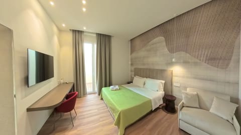 Deluxe Double or Twin Room | Minibar, desk, WiFi (free), bed sheets