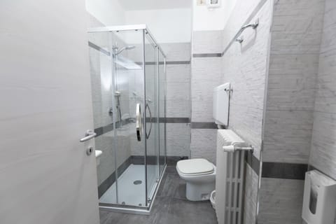 Standard Double Room | Bathroom | Free toiletries, bidet, towels
