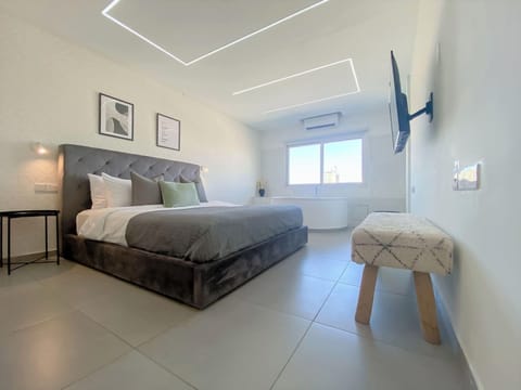 Luxury Studio | In-room safe, blackout drapes, WiFi (free), bed sheets