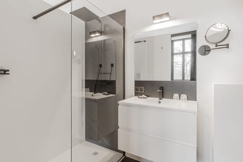 Deluxe Room | 1 bedroom, minibar, in-room safe, desk