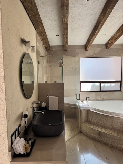 Arezzo | Bathroom | Free toiletries, hair dryer, towels, soap