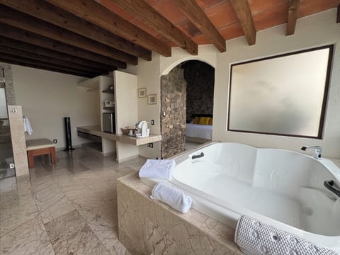 Pisa | Bathroom | Free toiletries, hair dryer, towels, soap