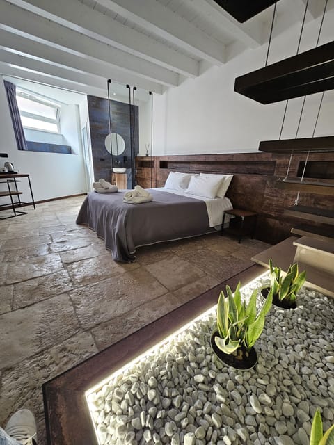 Deluxe Room | Premium bedding, pillowtop beds, minibar, desk