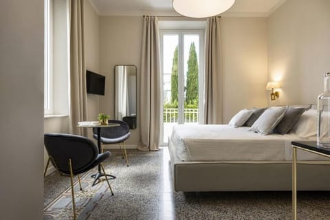 Premium bedding, down comforters, minibar, in-room safe