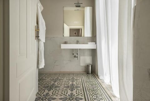 Deluxe Room | Bathroom | Shower, rainfall showerhead, hair dryer, bathrobes